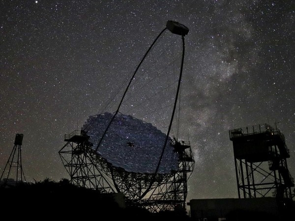 Fotografie teleskopu LST1 v testovacím provozu na Observatoři Roque de Los Muchachos na La Palmě.