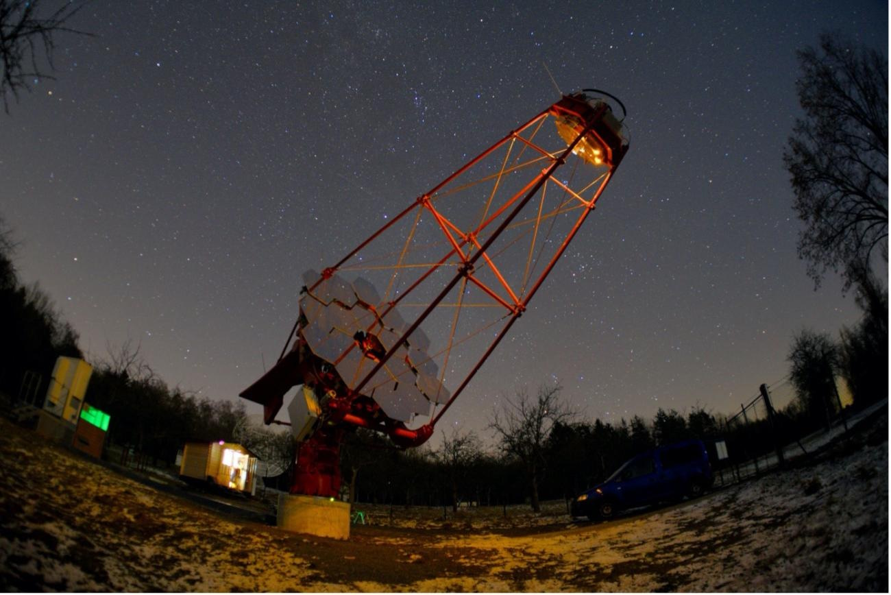 Teleskop SST-1M umístěný na hvězdárně v Ondřejově.